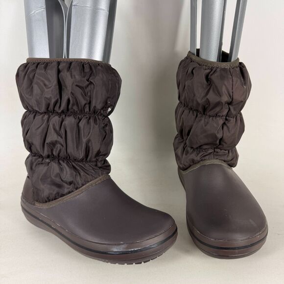 Crocs Womens 6 Winter Minimalist Puff Boot Brown Warm Nylon Quilted Slip-On - Picture 1 of 9